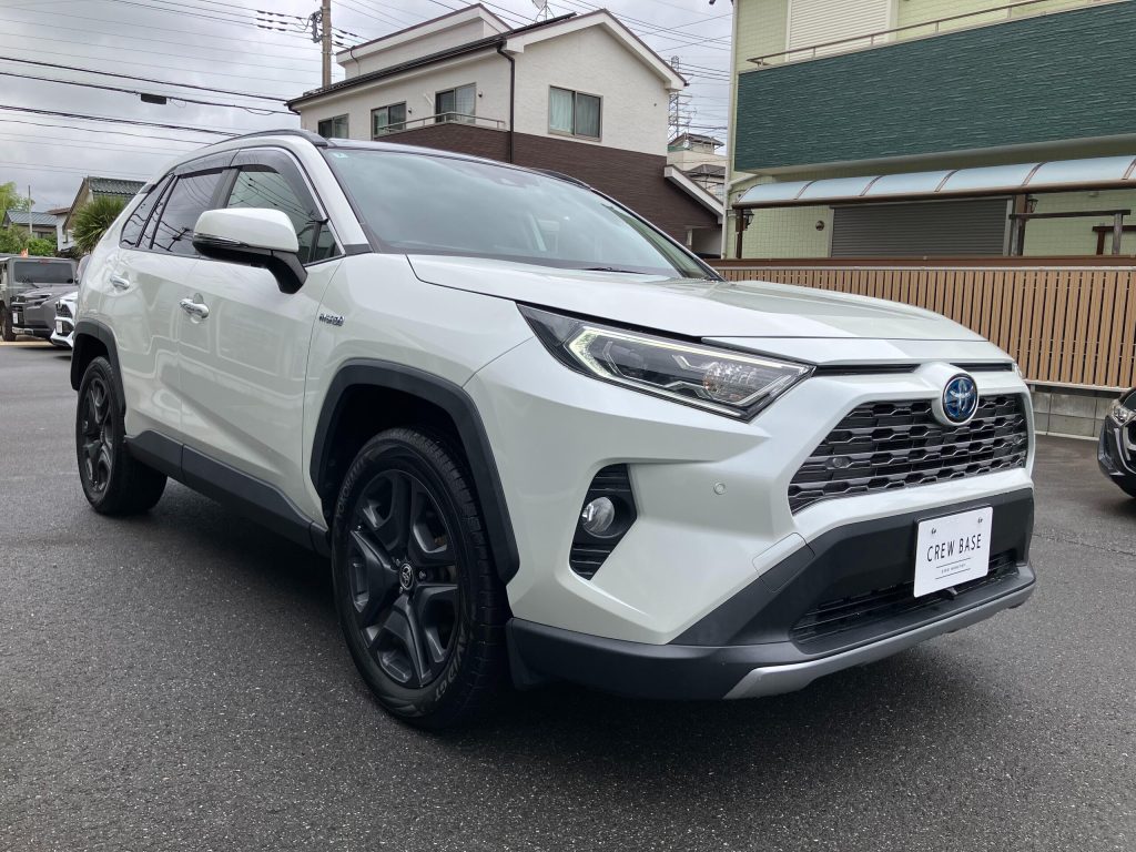 TokyoCarZ - White pearl Crystal Shine Toyota Rav4 2.5 Hybrid G ​​E-Four 4WD for sale - Left front view